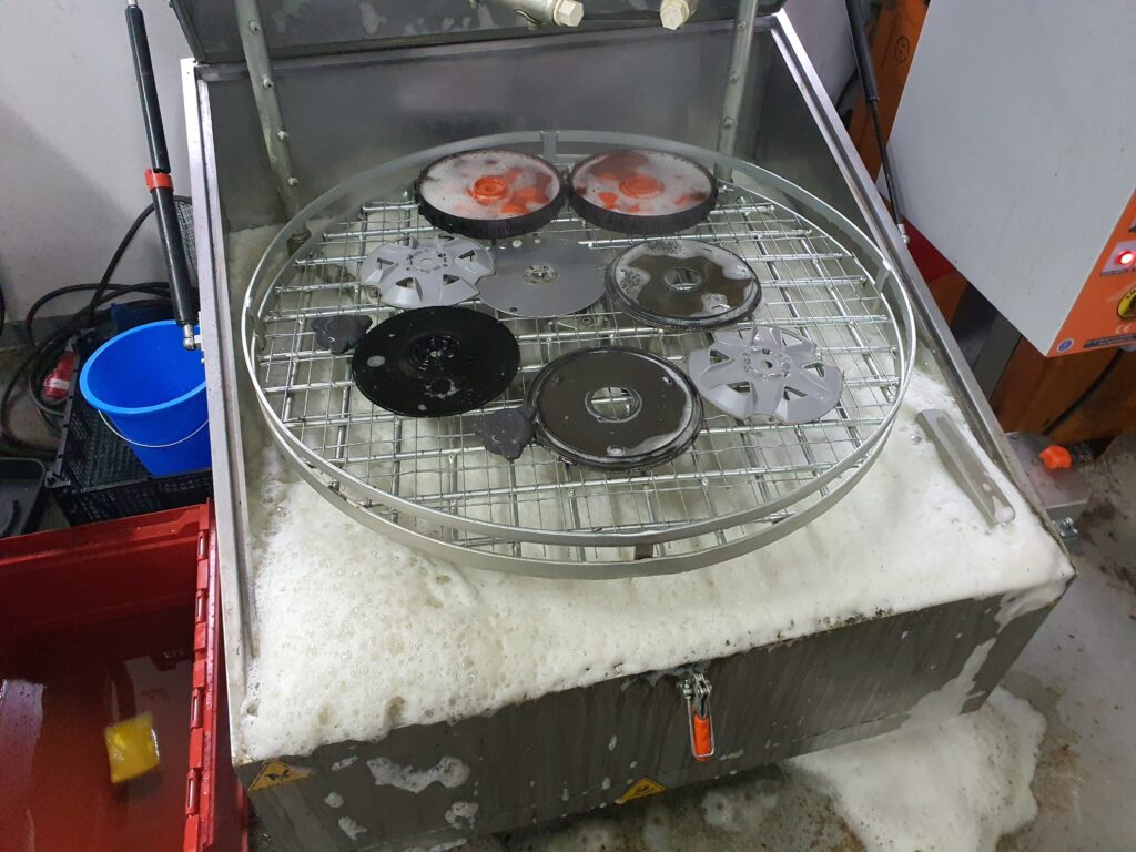 Reinigung in der Teilewaschmaschine